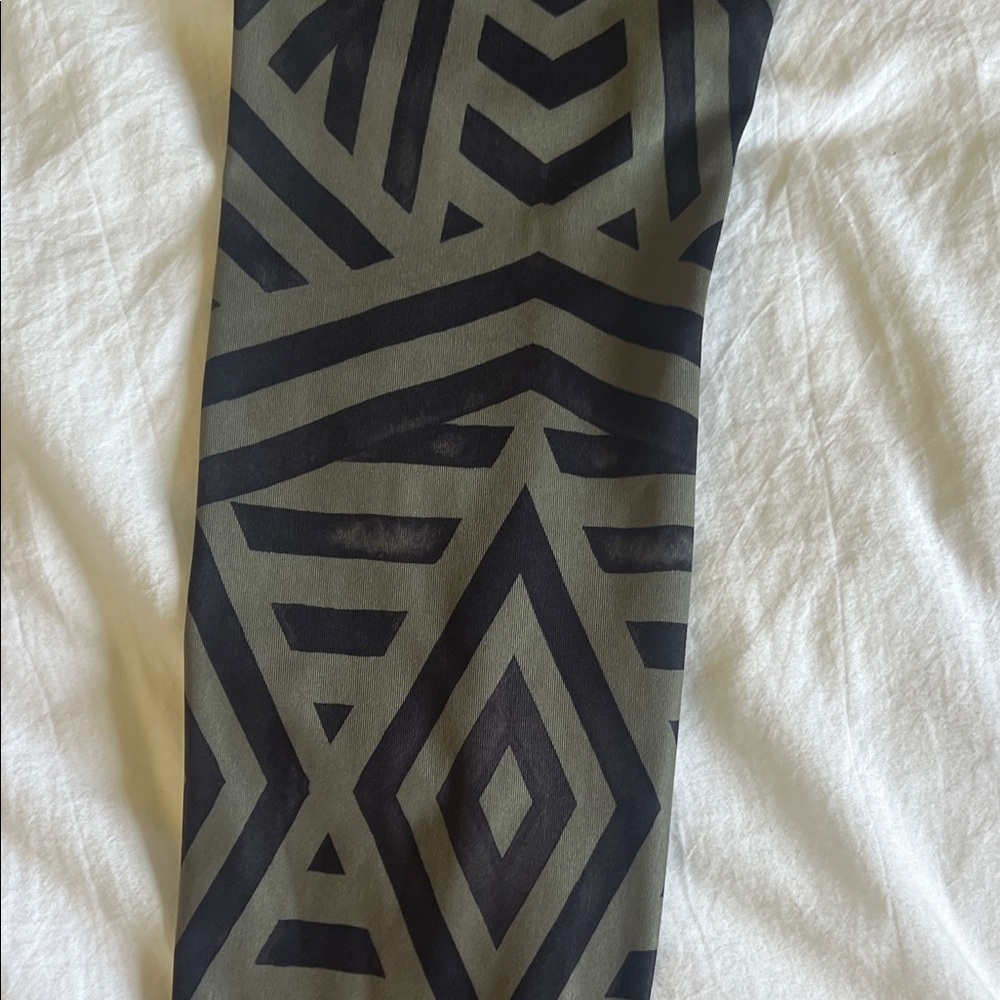 Lululemon geometric leggings size 2 - Picture 4 of 6